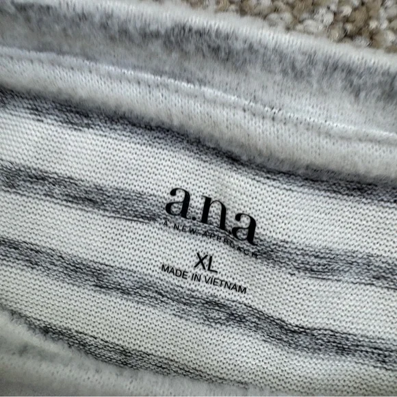 a.n.a Gray and White Knit Sweater Womens size XL - Picture 5 of 12